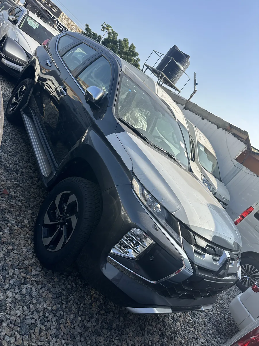 2025 Mitsubishi Pajero Sport - View 2