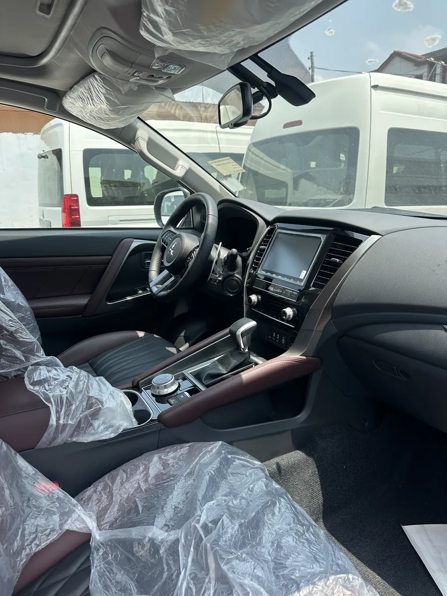 2025 Mitsubishi Pajero Sport - View 5