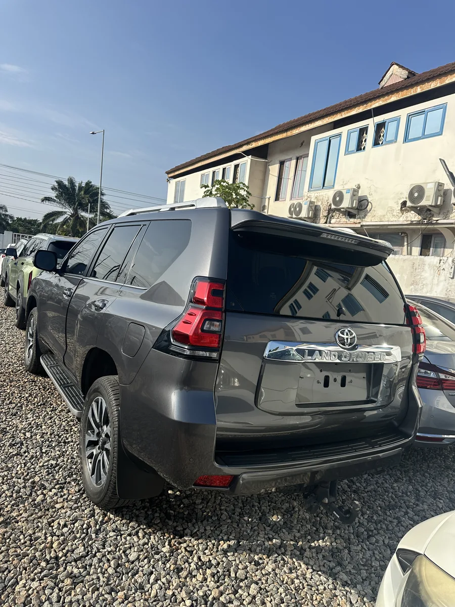2023 Toyota Land Cruiser Prado - View 3
