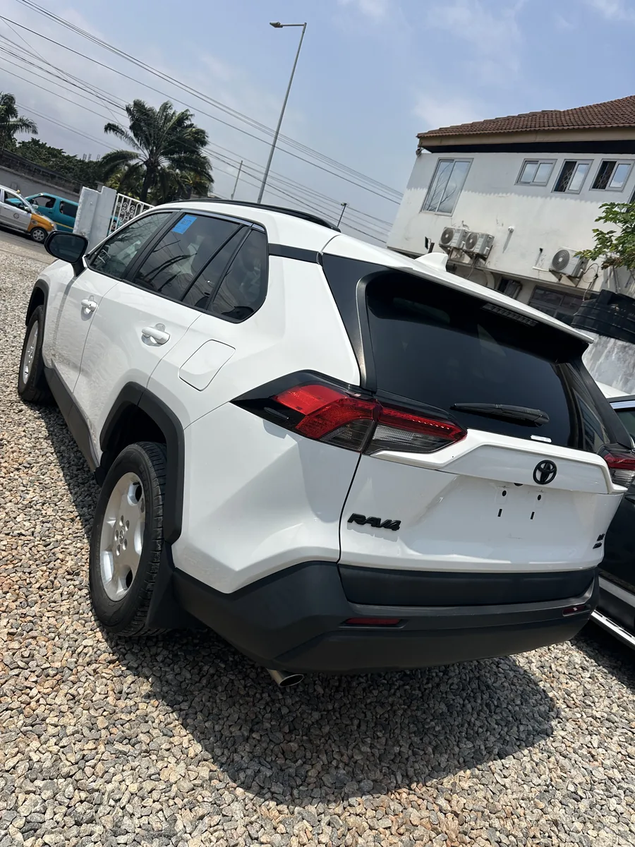 2020 Toyota Rav4 - View 3
